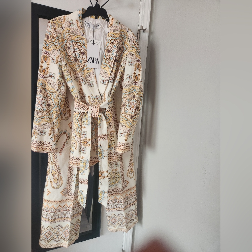 Zara Cream Multi Color Paisley Print 2pc Pantsuit, Jacket MEDIUM, Pants LARGE